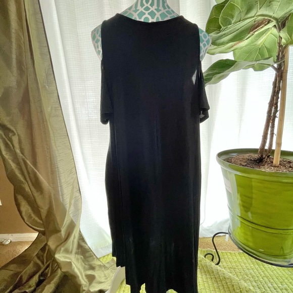 Forever 21 Black Cold Shoulder Shift Dress - Picture 8 of 15